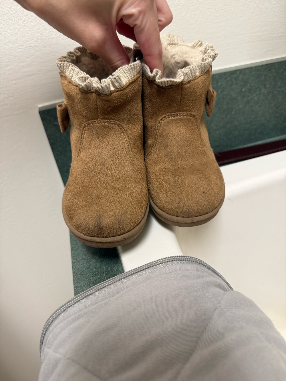 Size 6 toddler brown fur lined boots